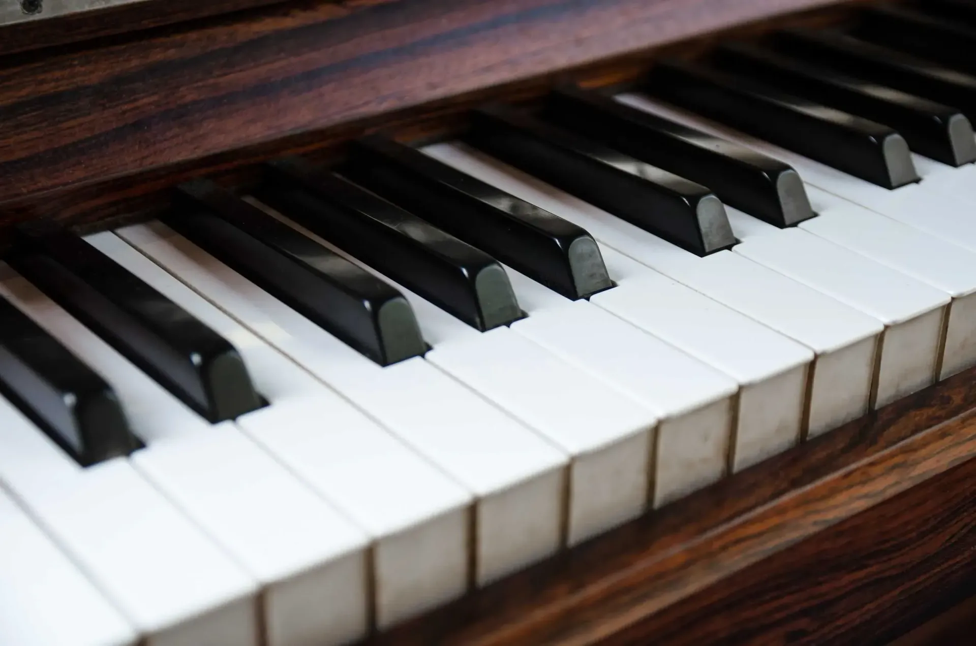 Un primer plano de un teclado de piano con teclas blancas y negras.