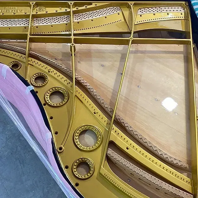 Un primer plano del interior de un piano de cola.