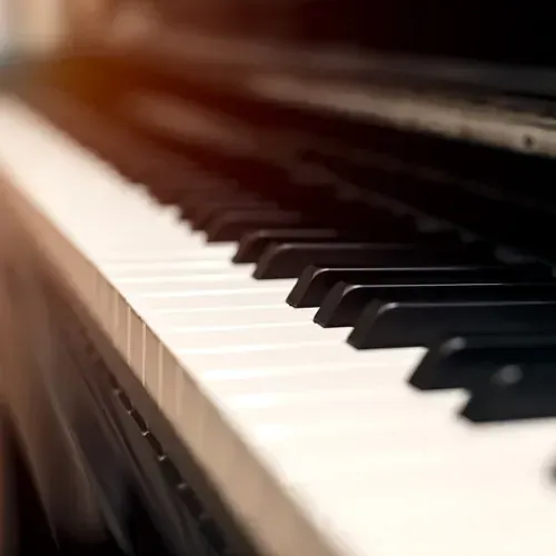 Un piano de cola blanco con la tapa abierta.