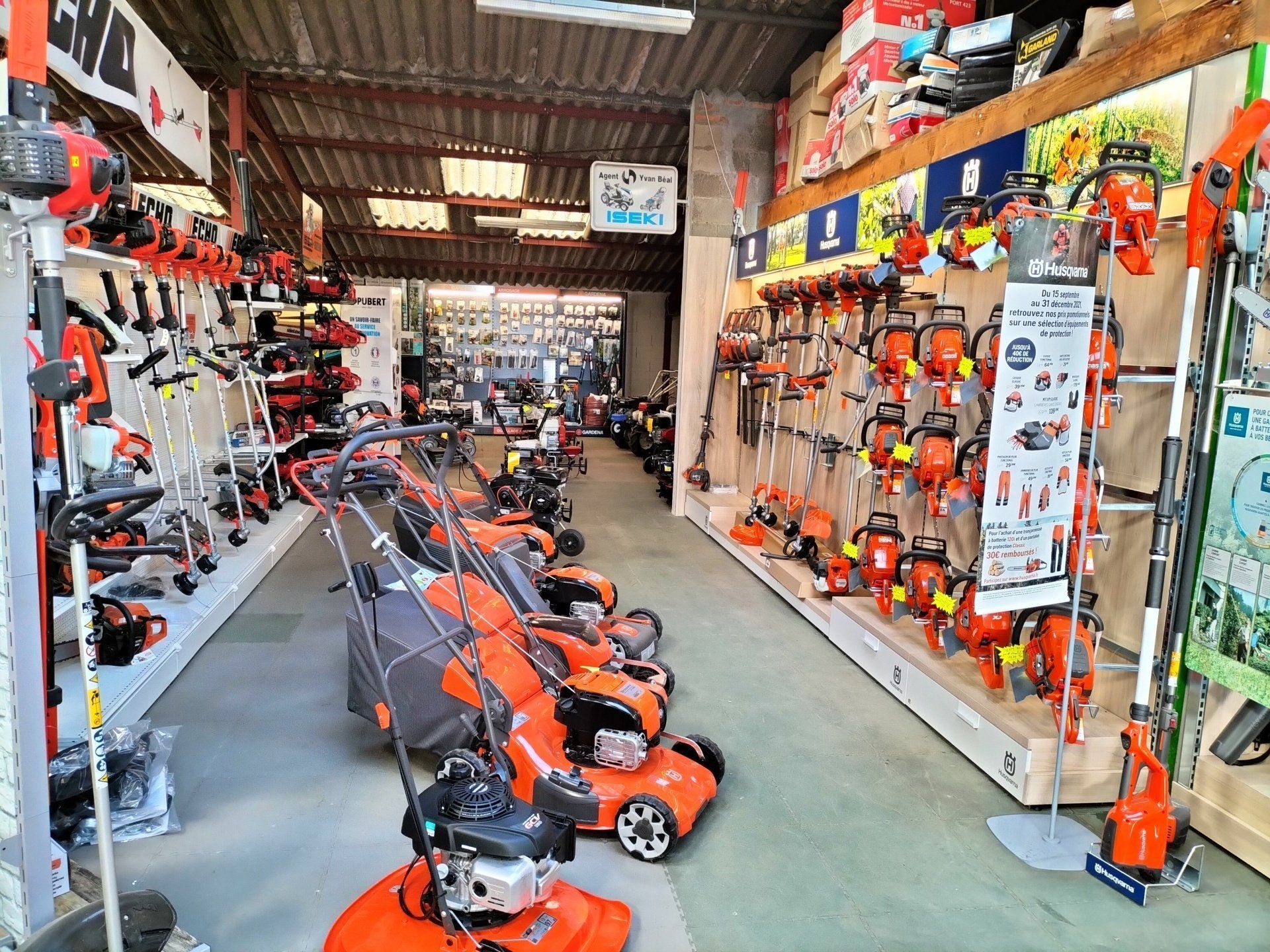 Un rayon rempli de matériel de motoculture