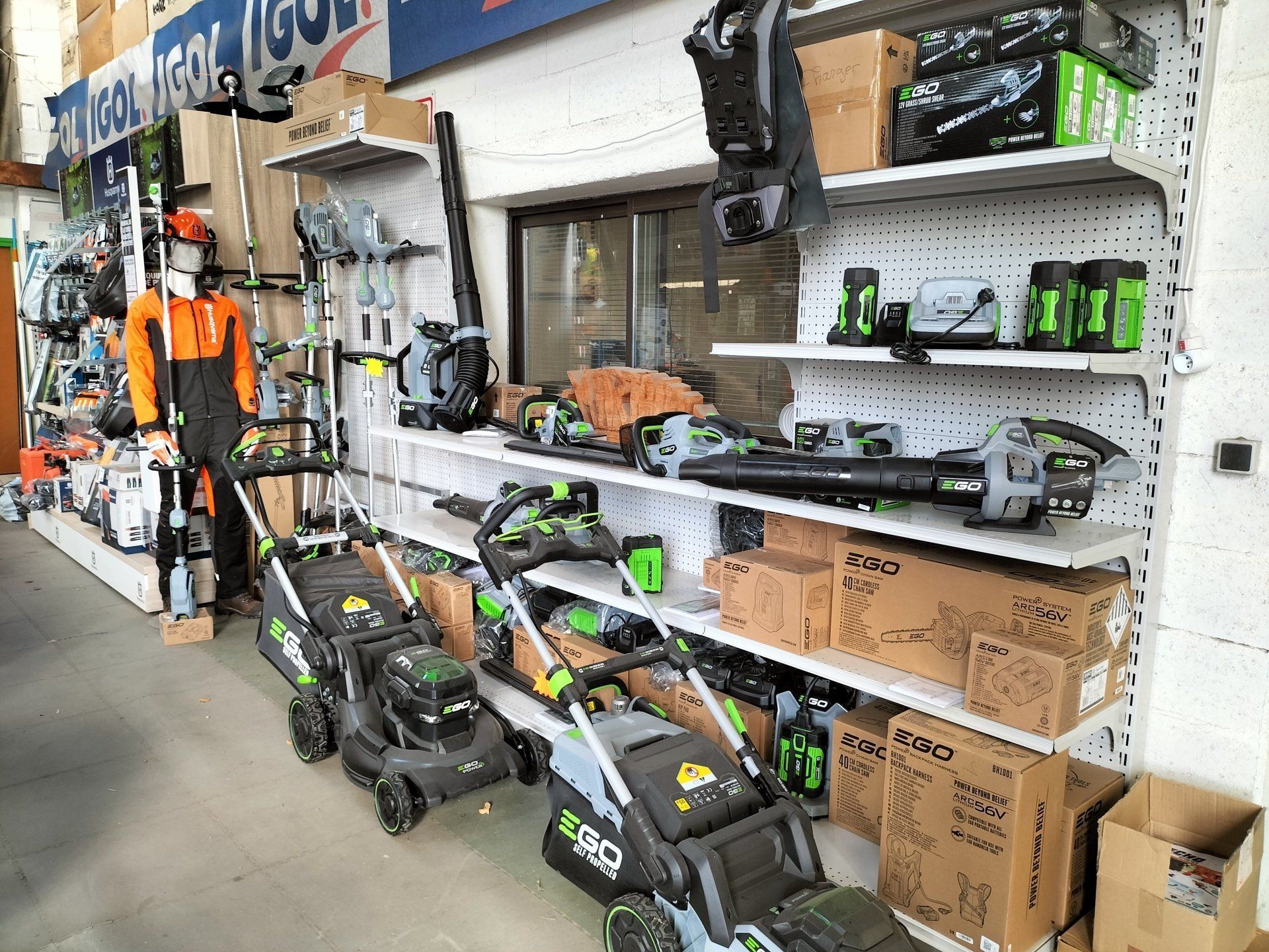 Des souffleurs de feuilles sur une étagères avec d'autres équipements