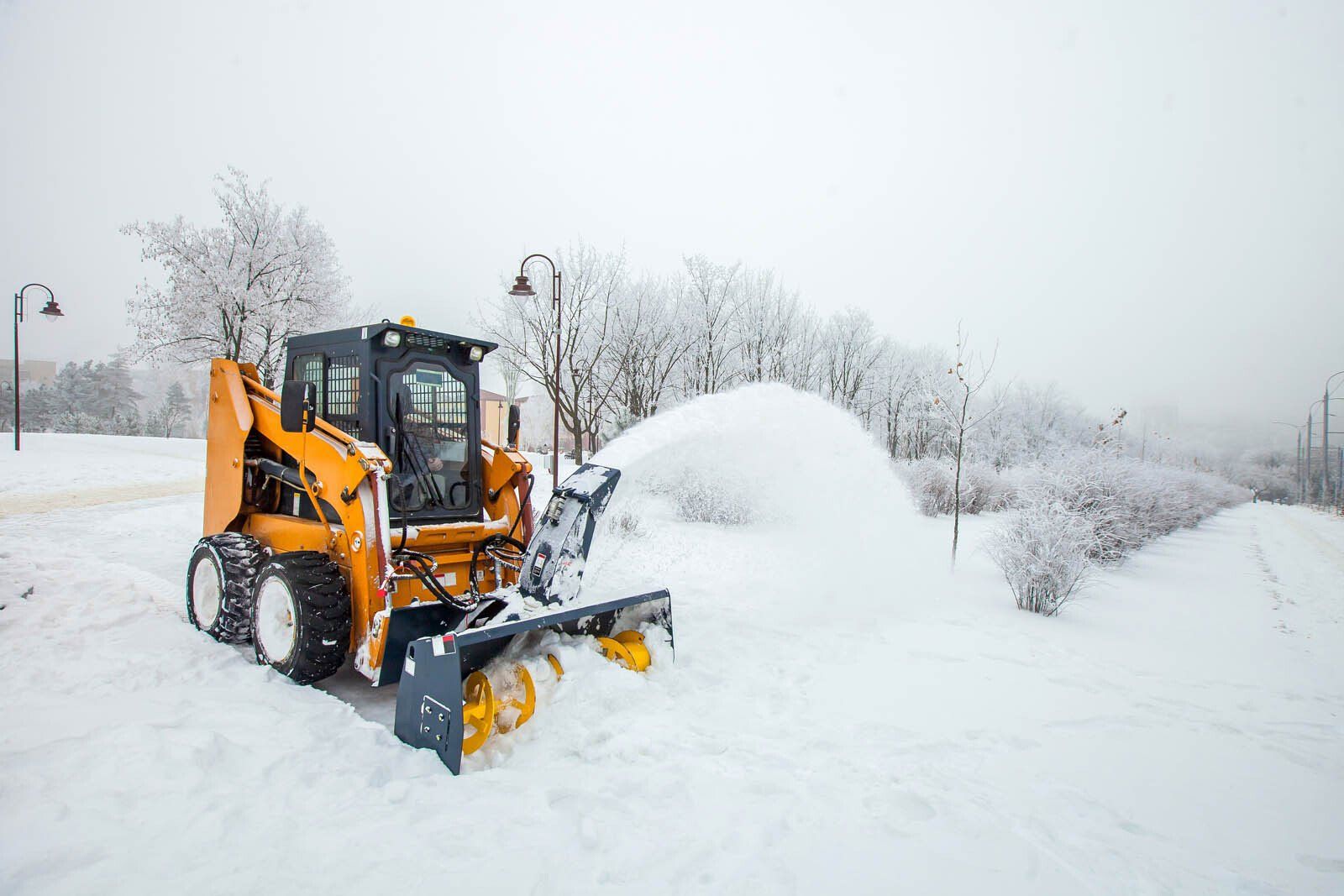 Déneigement avec un engin jaune