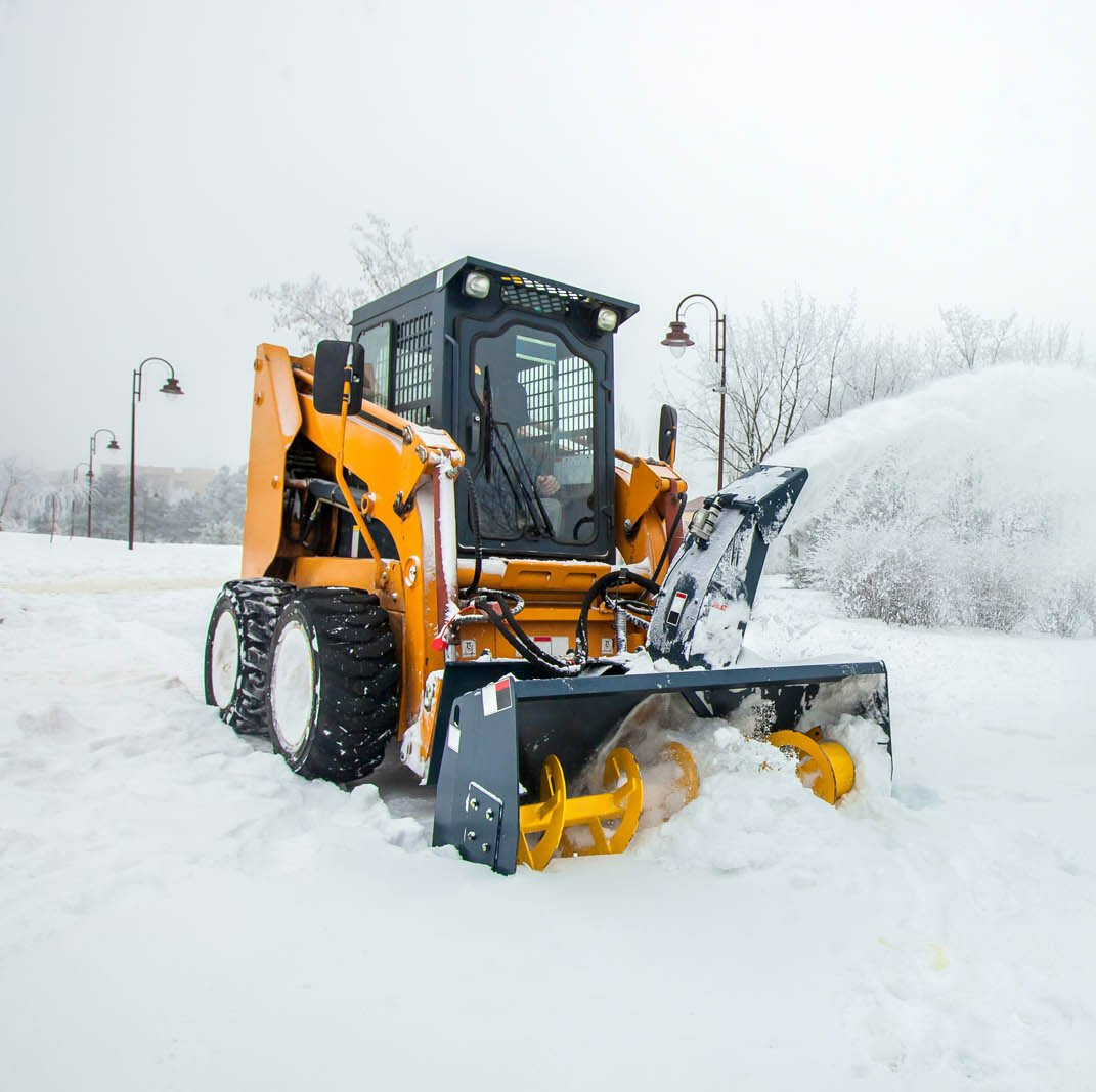 Déneigement avec un engin jaune