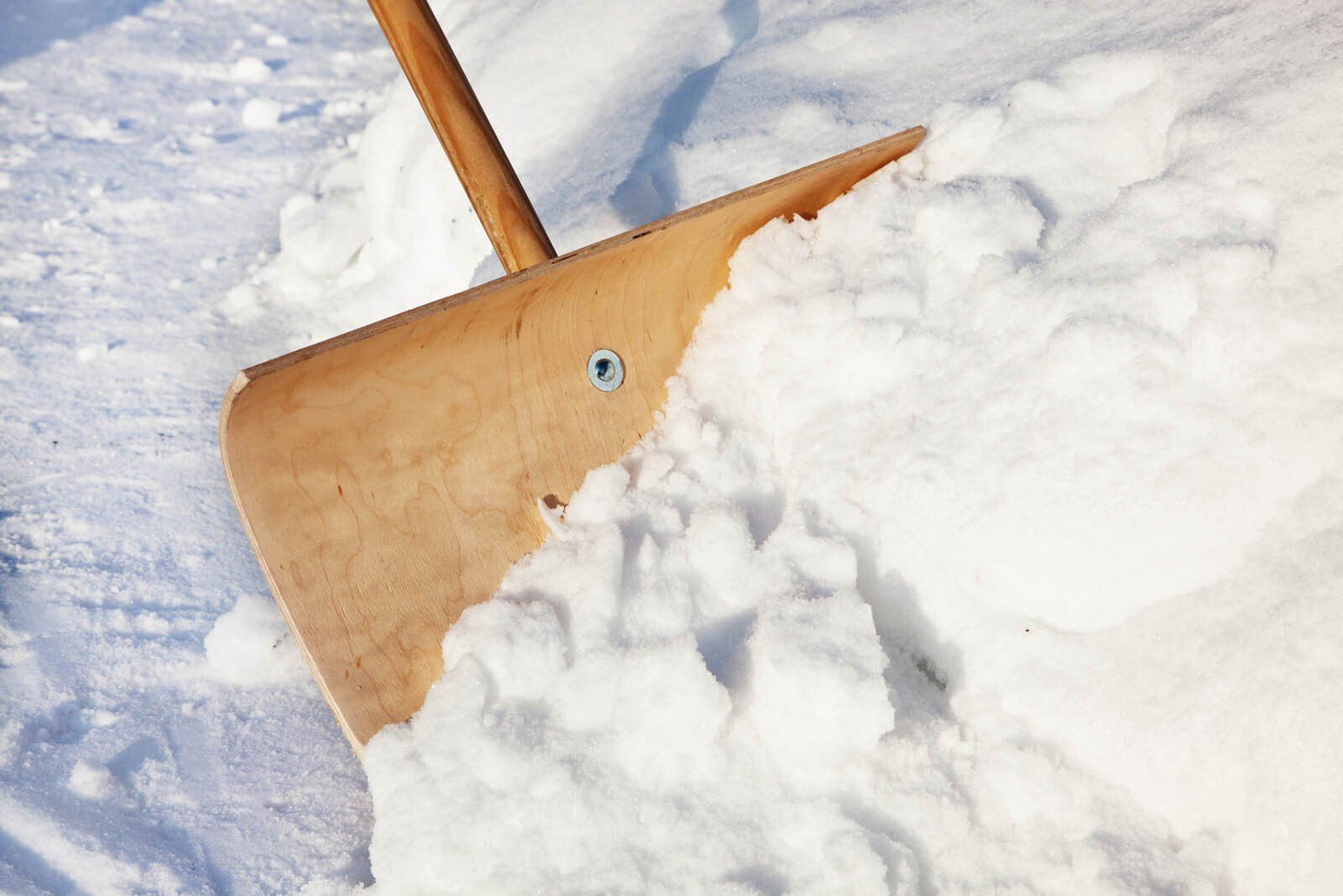Déneigement avec une pelle en bois