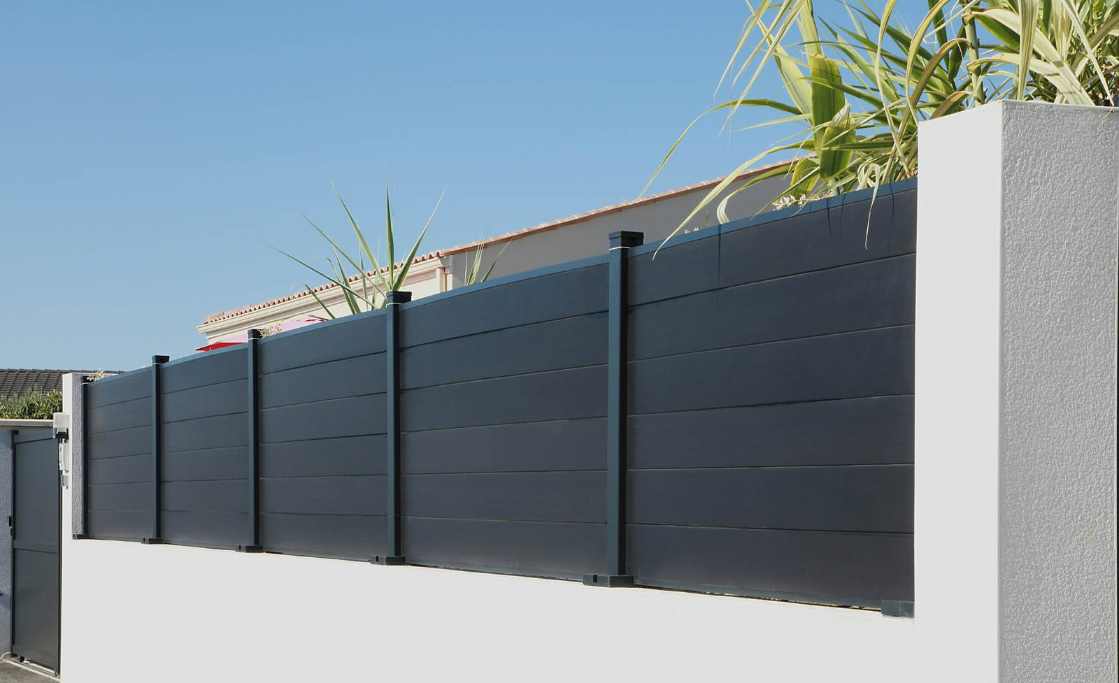 Longue clôture en aluminium noir