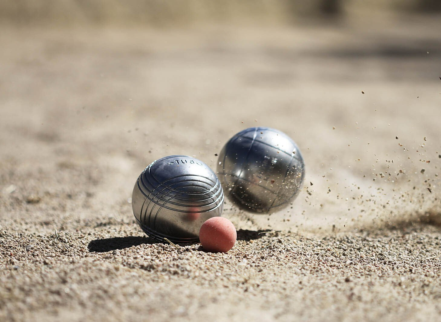 Premier plan des boules de pétanque