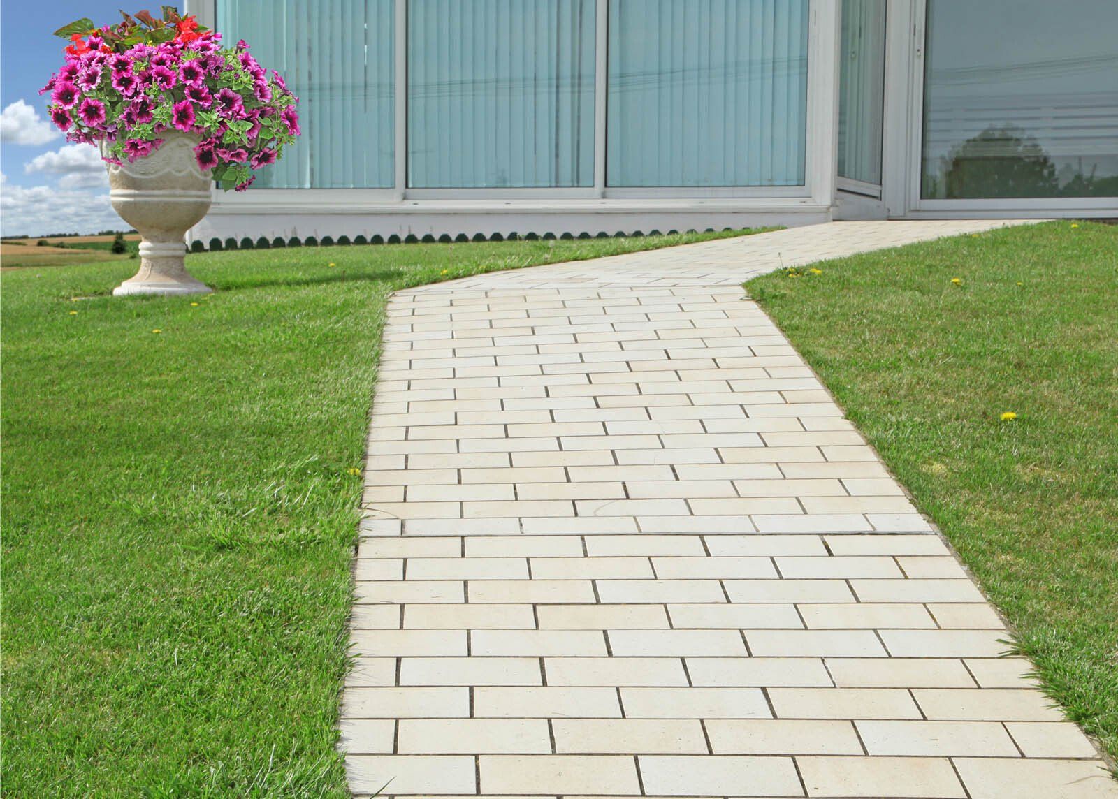 Pavage blanc dans le jardin d'une maison d'un particulier