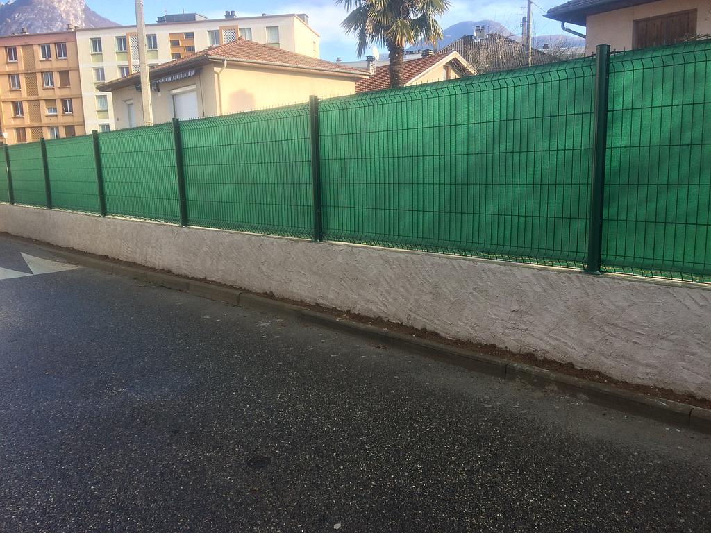 Plaques de soubassement au-dessous d'une clôture fixe couverte