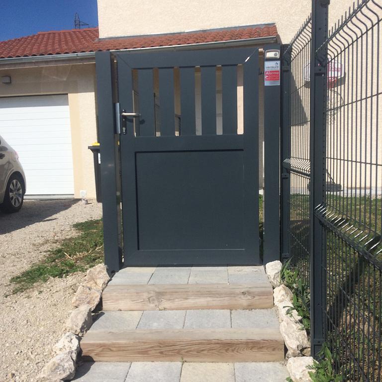 Portillon noir moderne