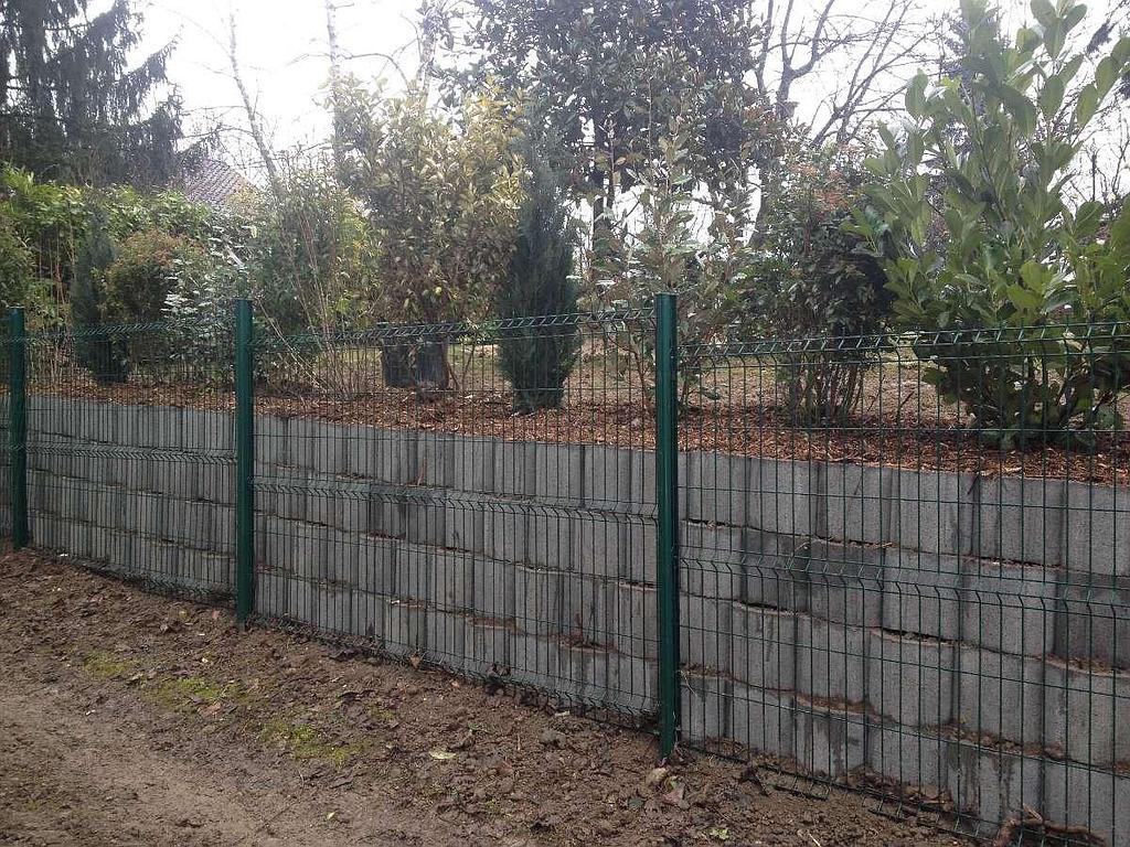 Clôture fixe avec une autre clôture en pierre derrière