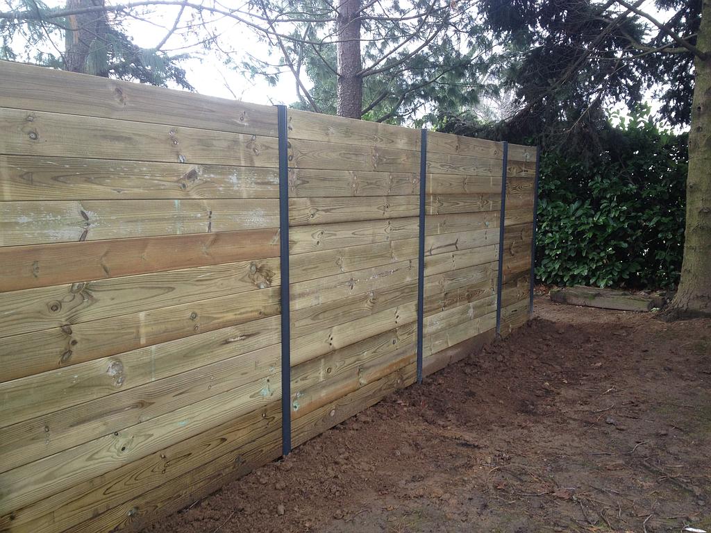 Murs en bois avec des bords en couleur noir