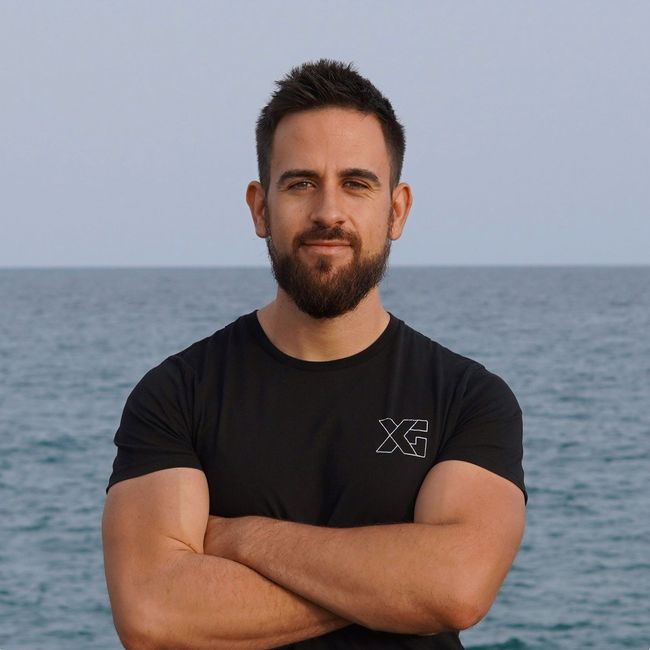 Un hombre con barba que lleva una camisa negra con la letra x.