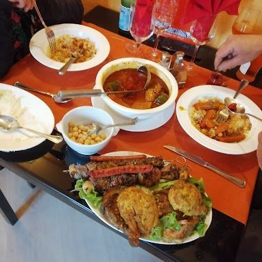 Couscous garni sur une table