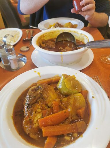 Trois plats de couscous avec sauce