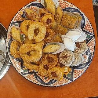 Plat de pâtisseries orientales