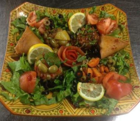 Salade orientale avec samoussas