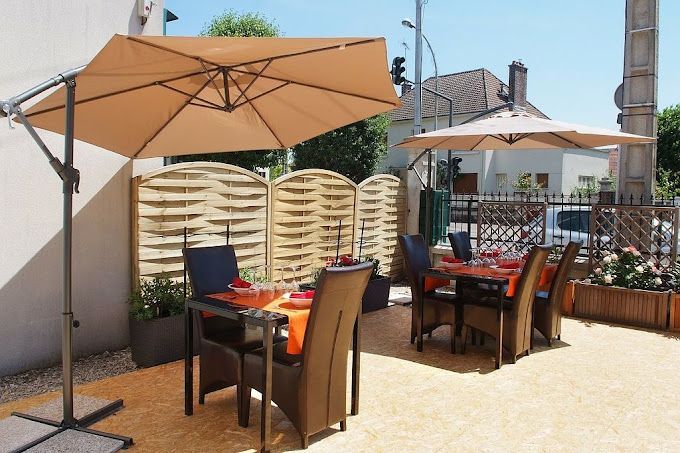 Terrasse ensoleillée restaurant Le Numide