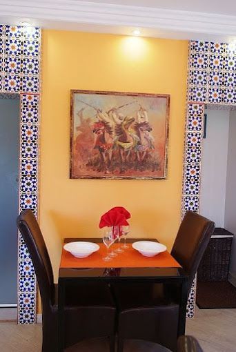 Table restaurant avec zellige au mur