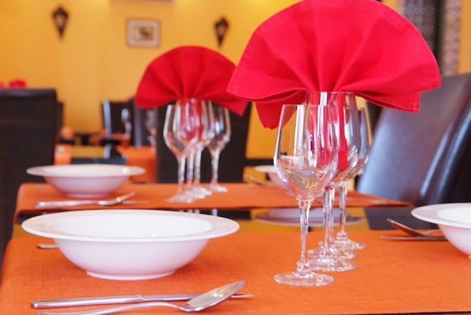 Couverts et verres sur des tables