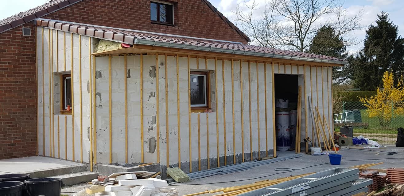 L'extérieur d'une maison en cours de travaux d'isolation.