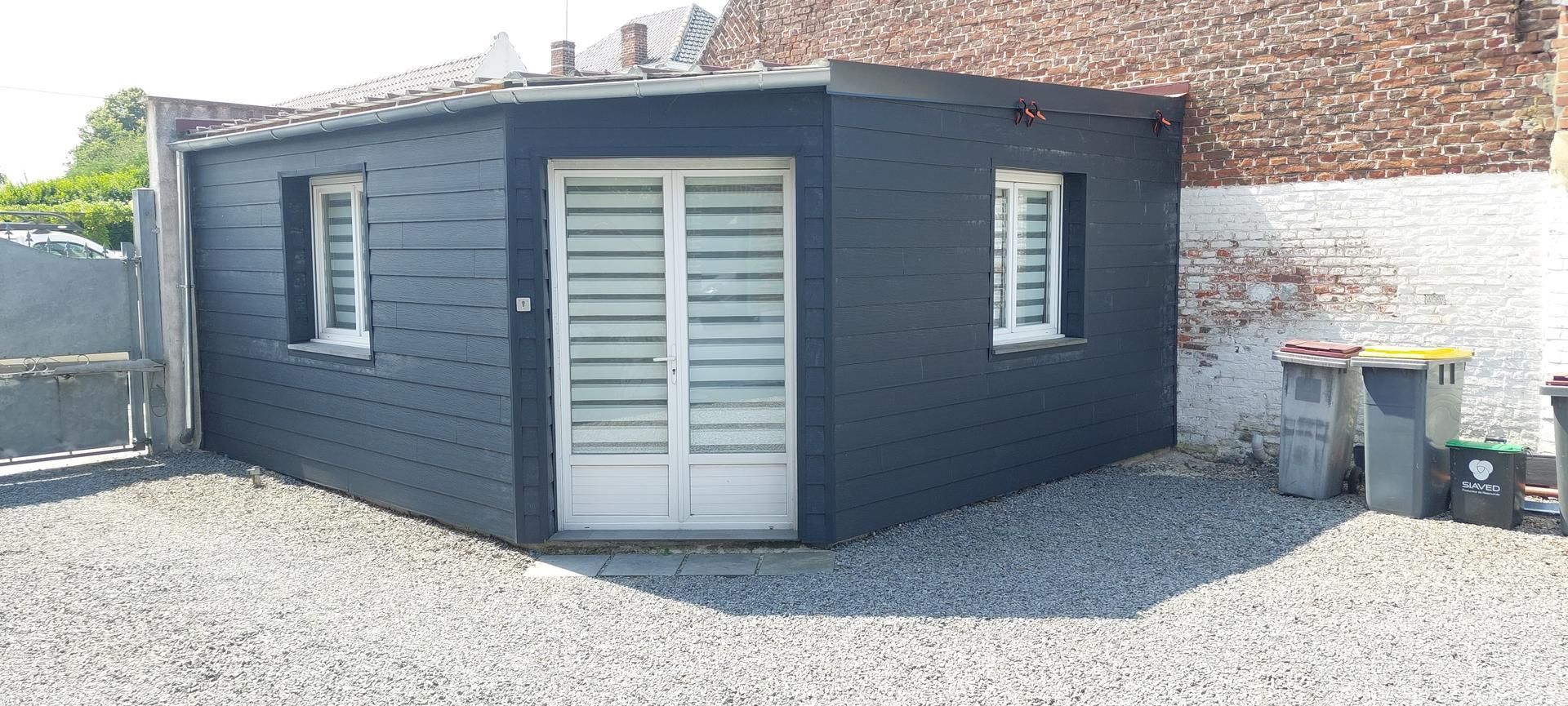 L'extension d'une maison avec deux fenêtres.
