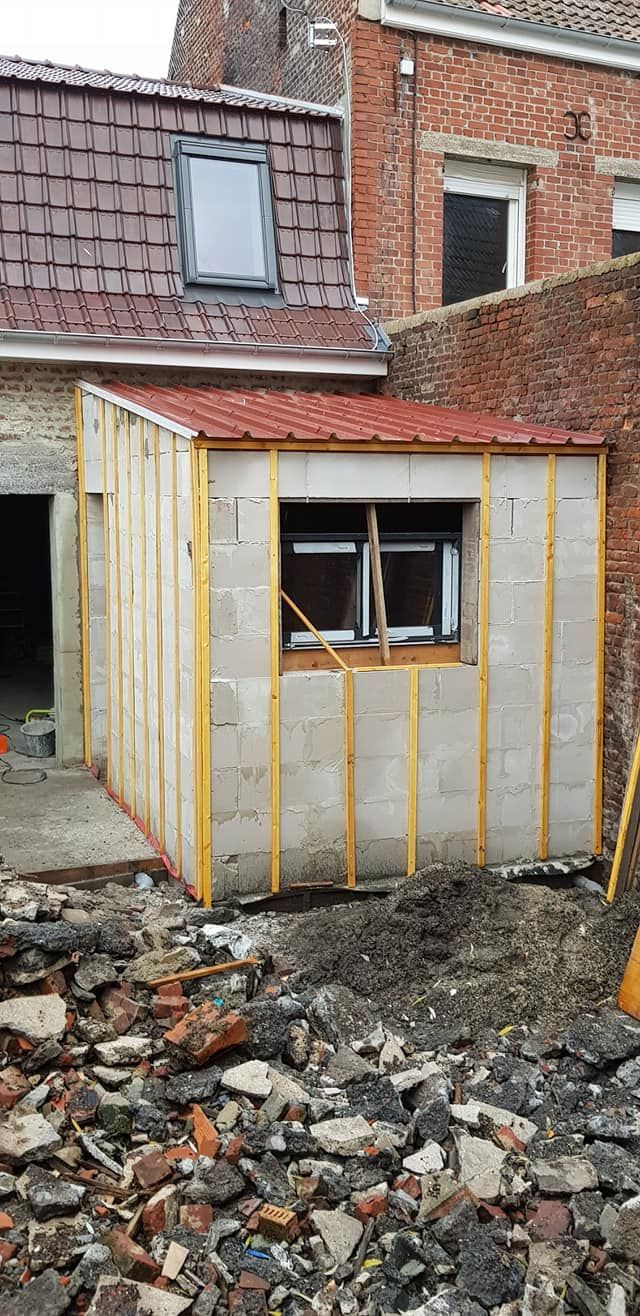 L'extension d'une maison en travaux.