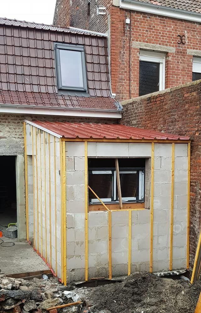 La construction d'une extension de maison.