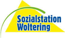 Logo der Sozialstation Woltering mit blauer Schrift auf gelbem Dreieck und grünem Bogen