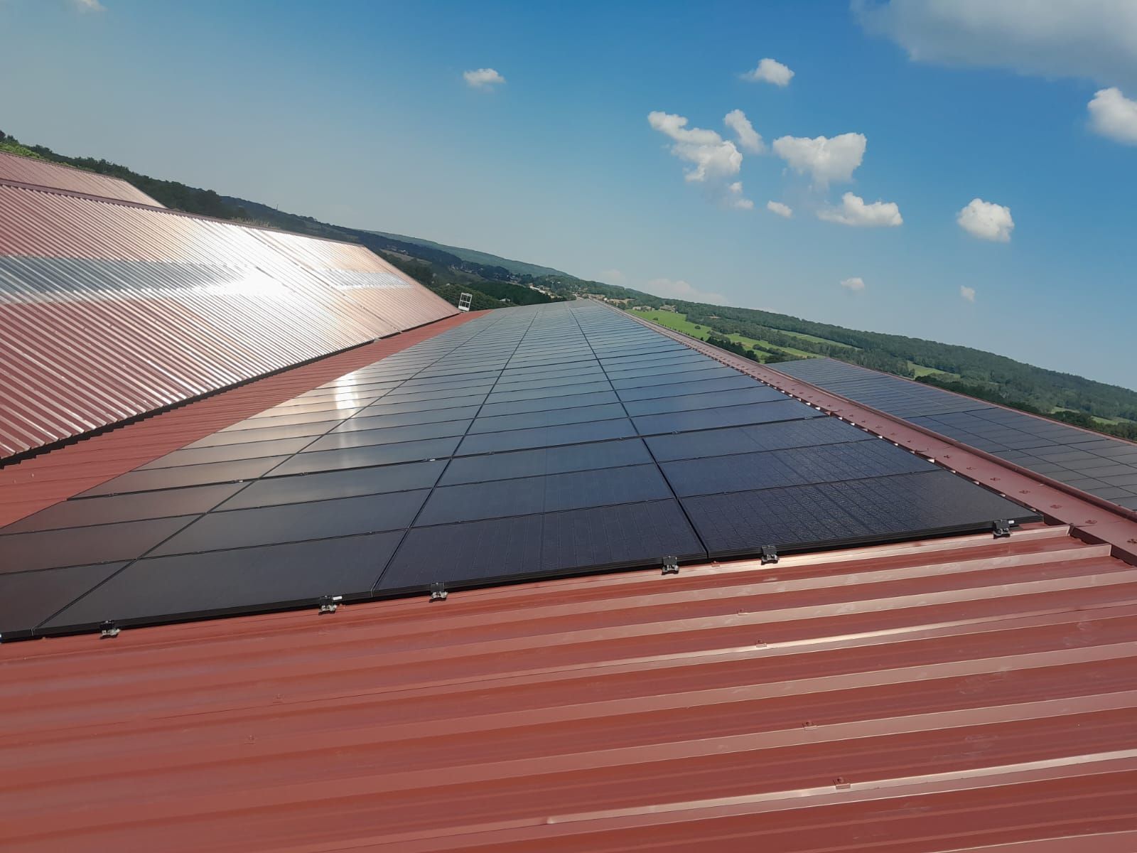 Panneaux solaires sur une toiture en tôle