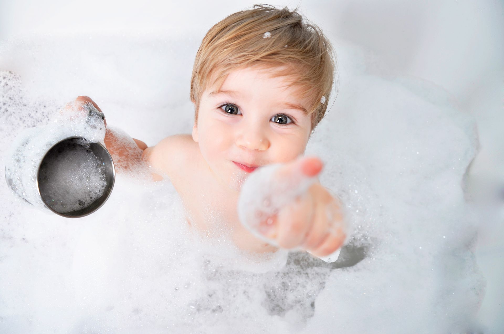 Enfant dans un bain moussant