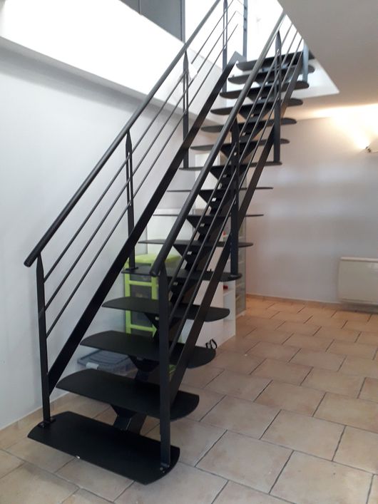 Verrière intérieure métal noir style industriel avec escalier