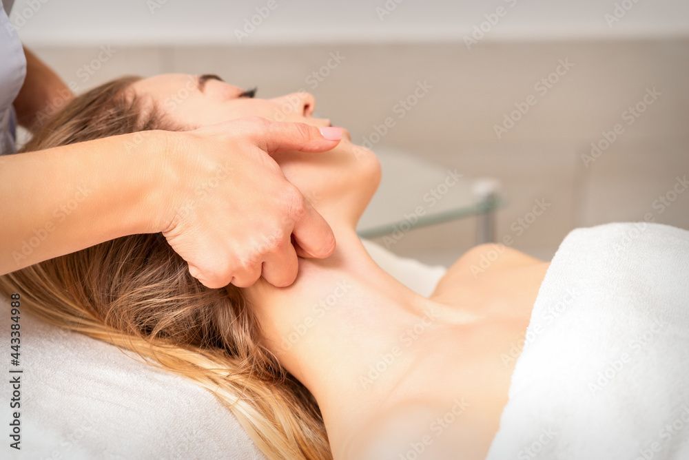 Frau erhält Nackenmassage in einem Spa.