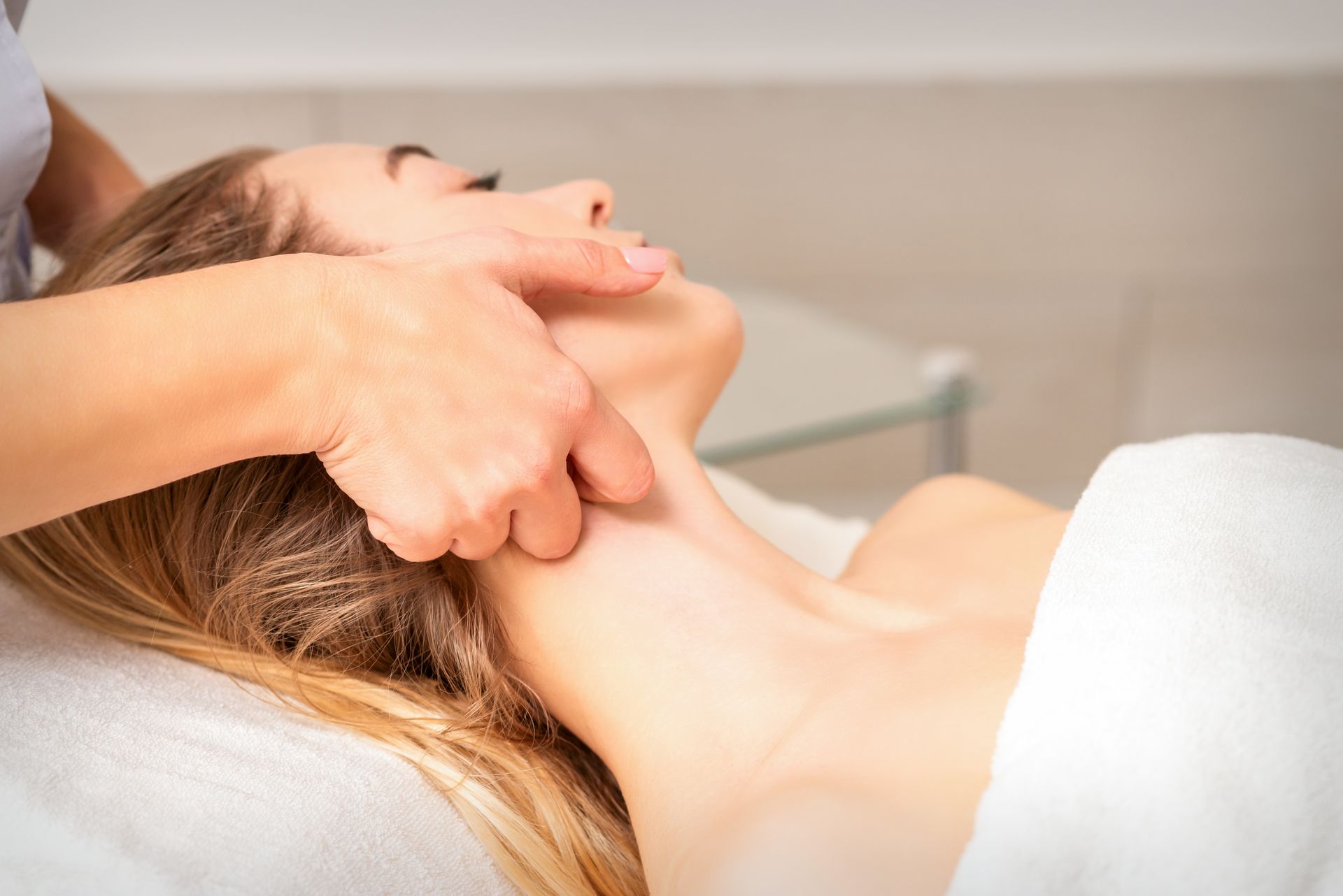 Frau erhält Nackenmassage in einem Spa.
