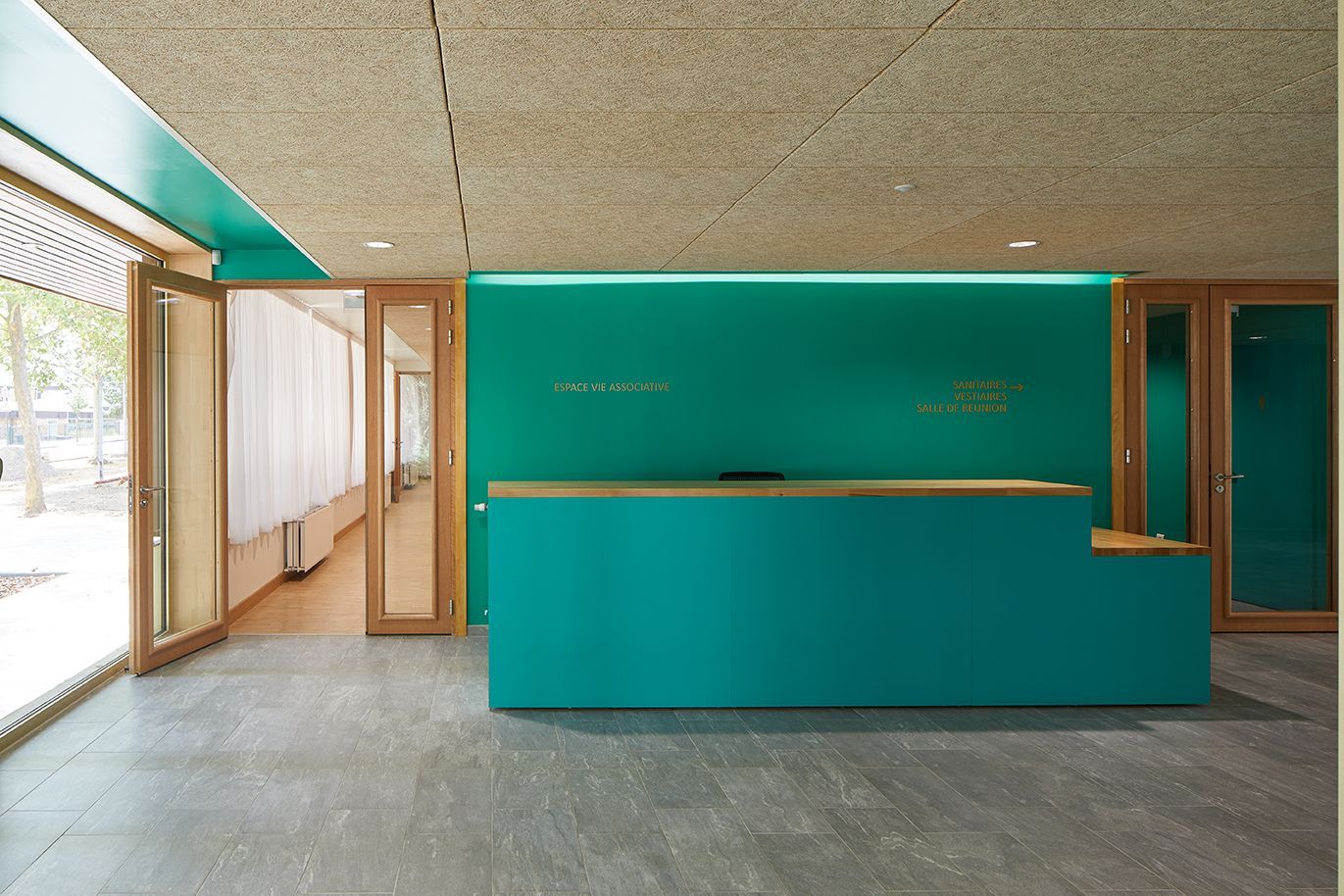 Hall d'accueil d'un bâtiment.