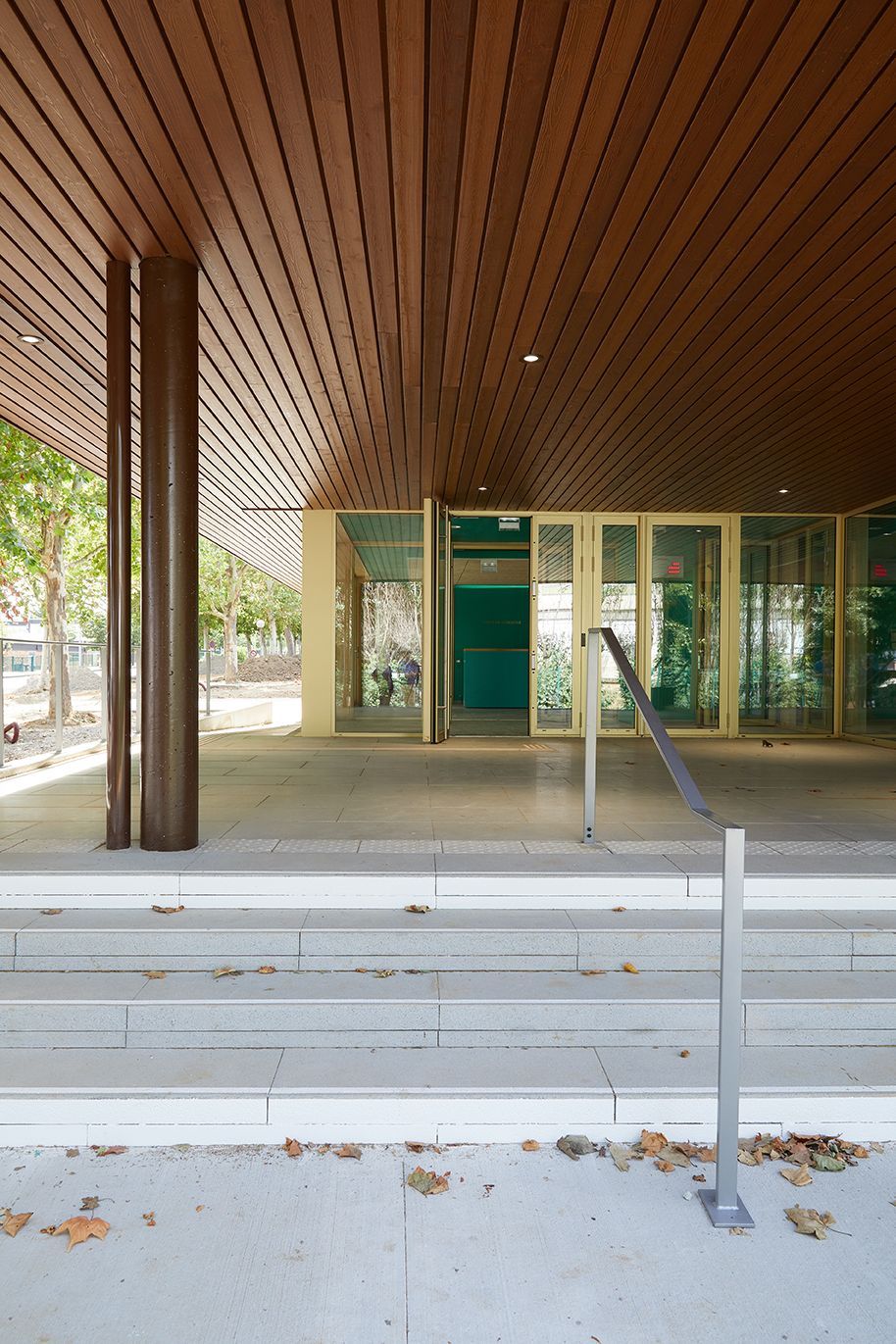 Entrée couverte d'un bâtiment avec escaliers.