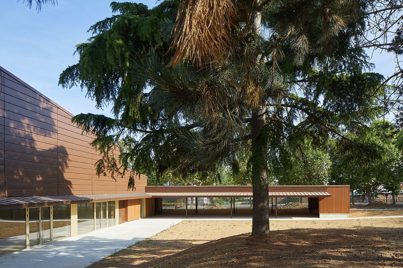 Allée menant à une salle en bardage.