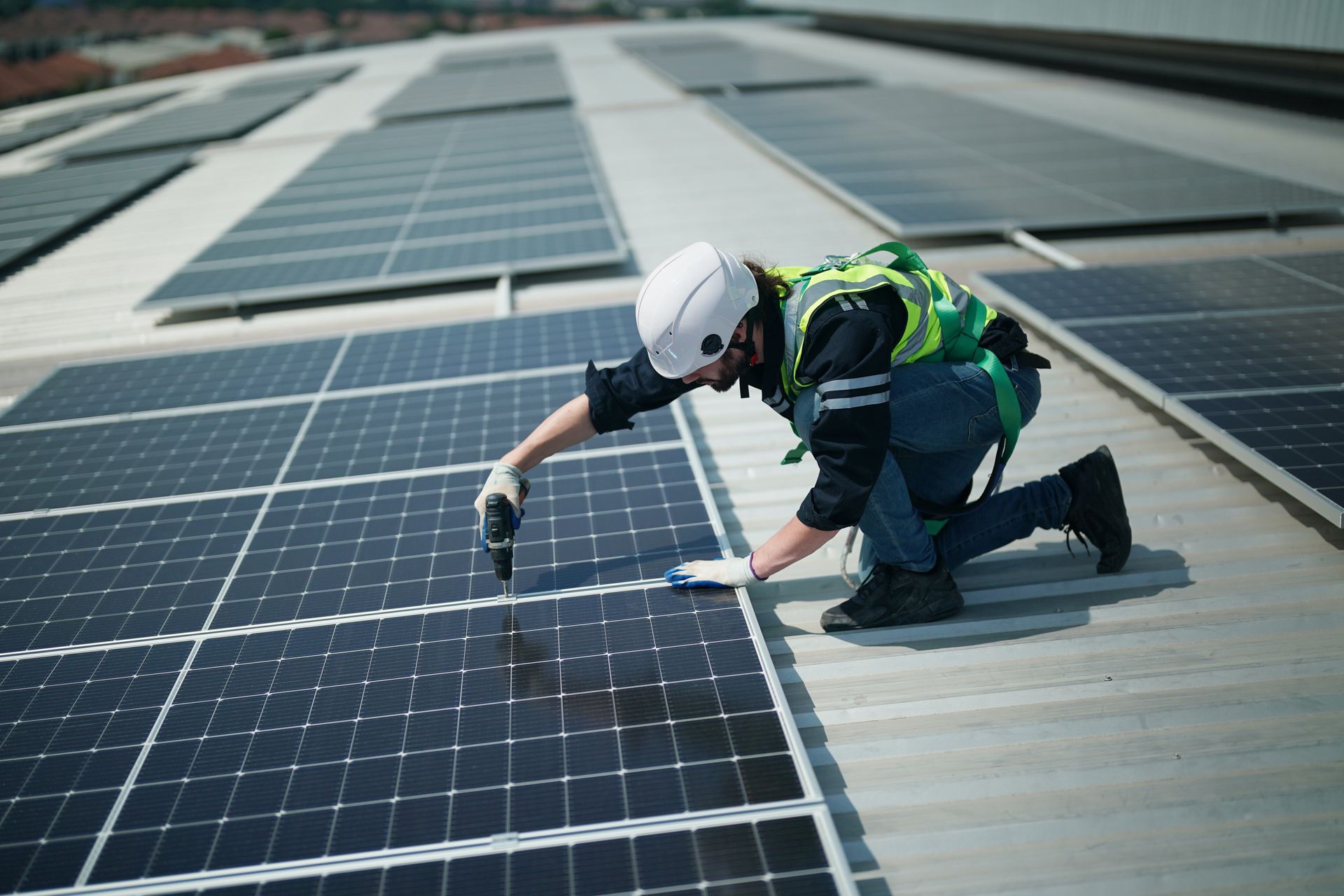 Pose de panneaux solaires sur le toit d'un bâtiment.