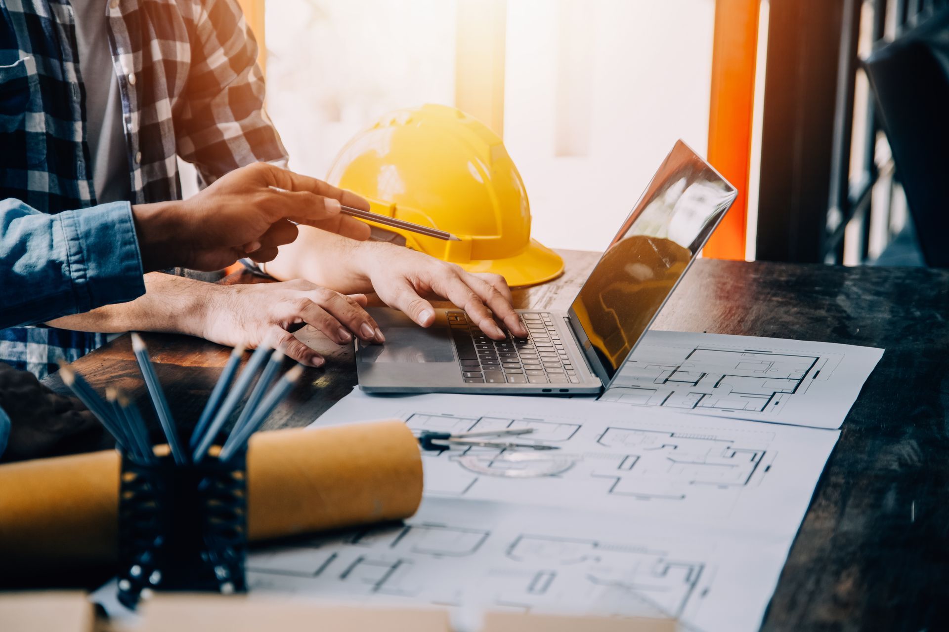 Consultation d'un plan de bâtiment.