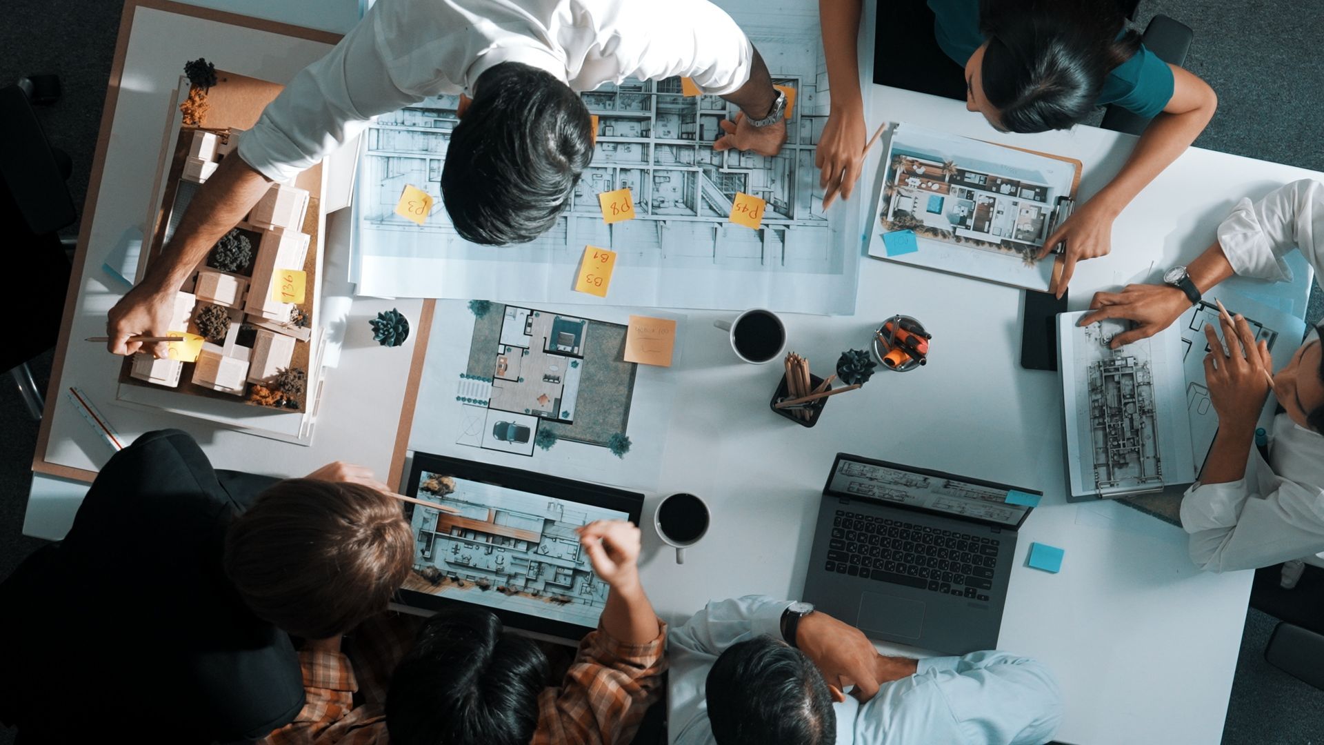 Ingénieurs d'un bureau d'études autour d'une table.
