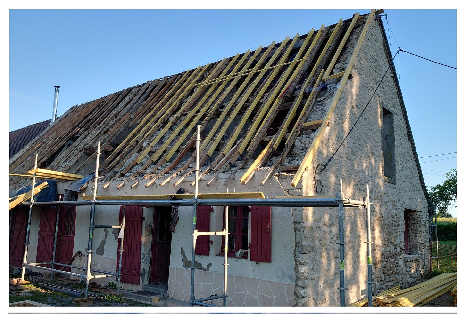 Toiture d'une maison en cours de rénovation. 