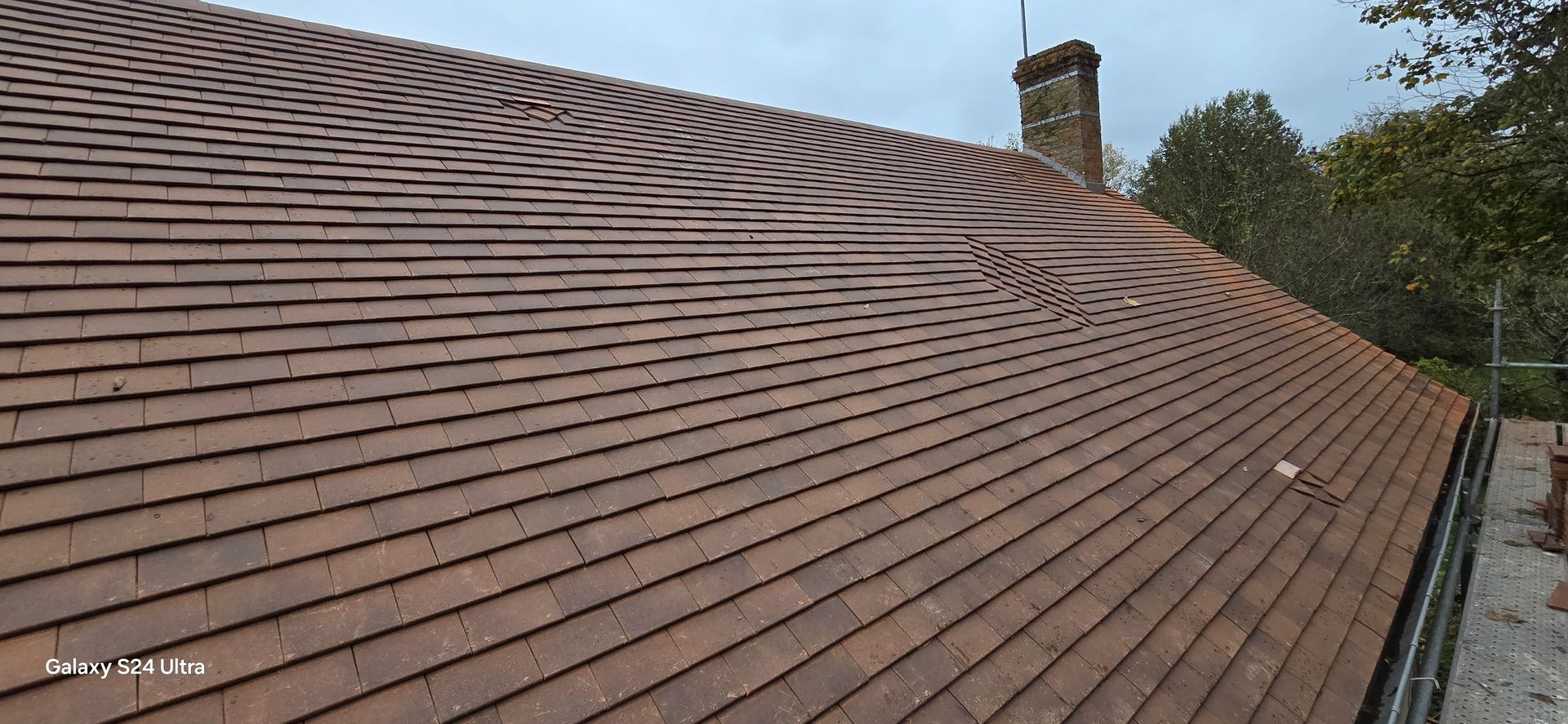 Un toit de tuiles en terre cuite après réfection.