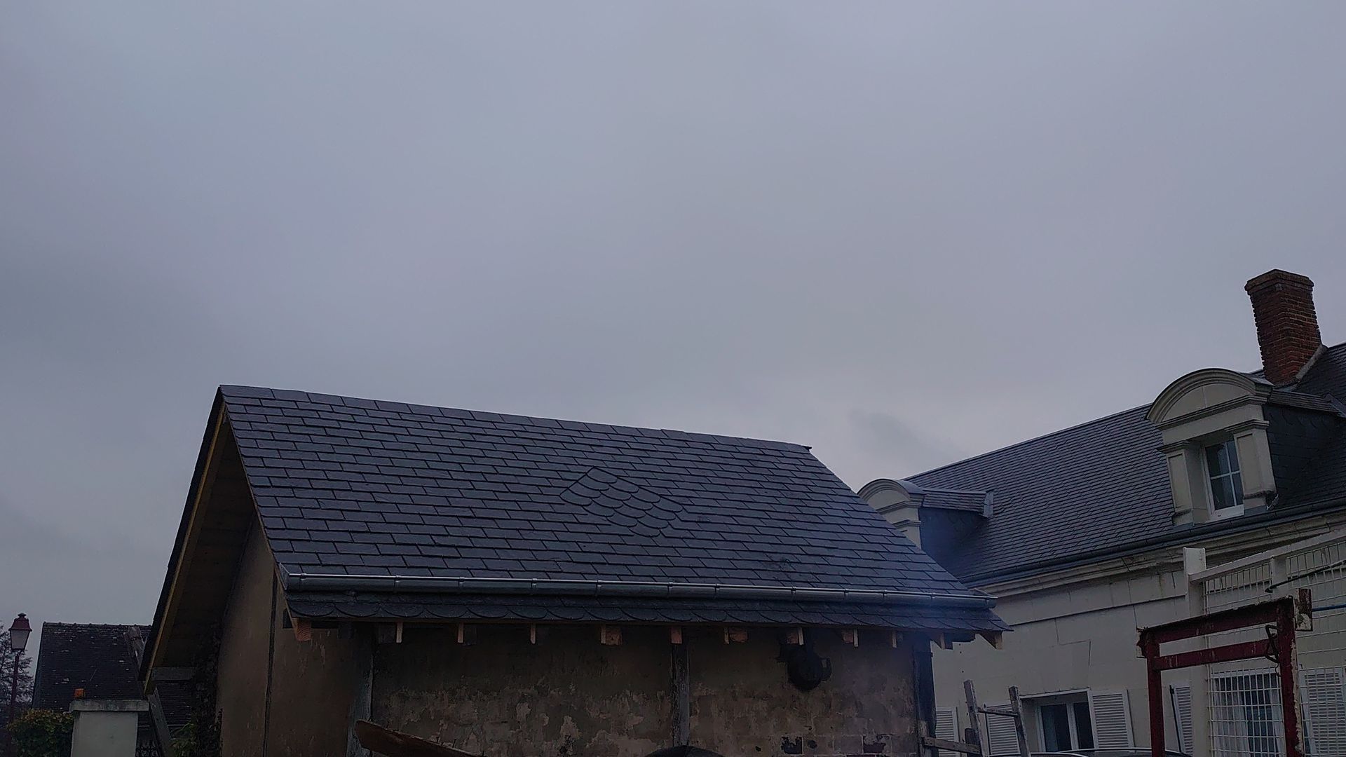 Toits de tuiles récemment rénové.