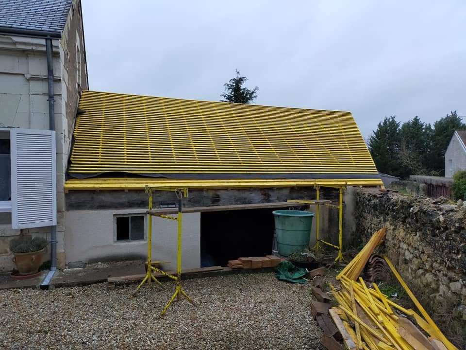 Vue extérieure de la toiture d'une maison en rénovation.