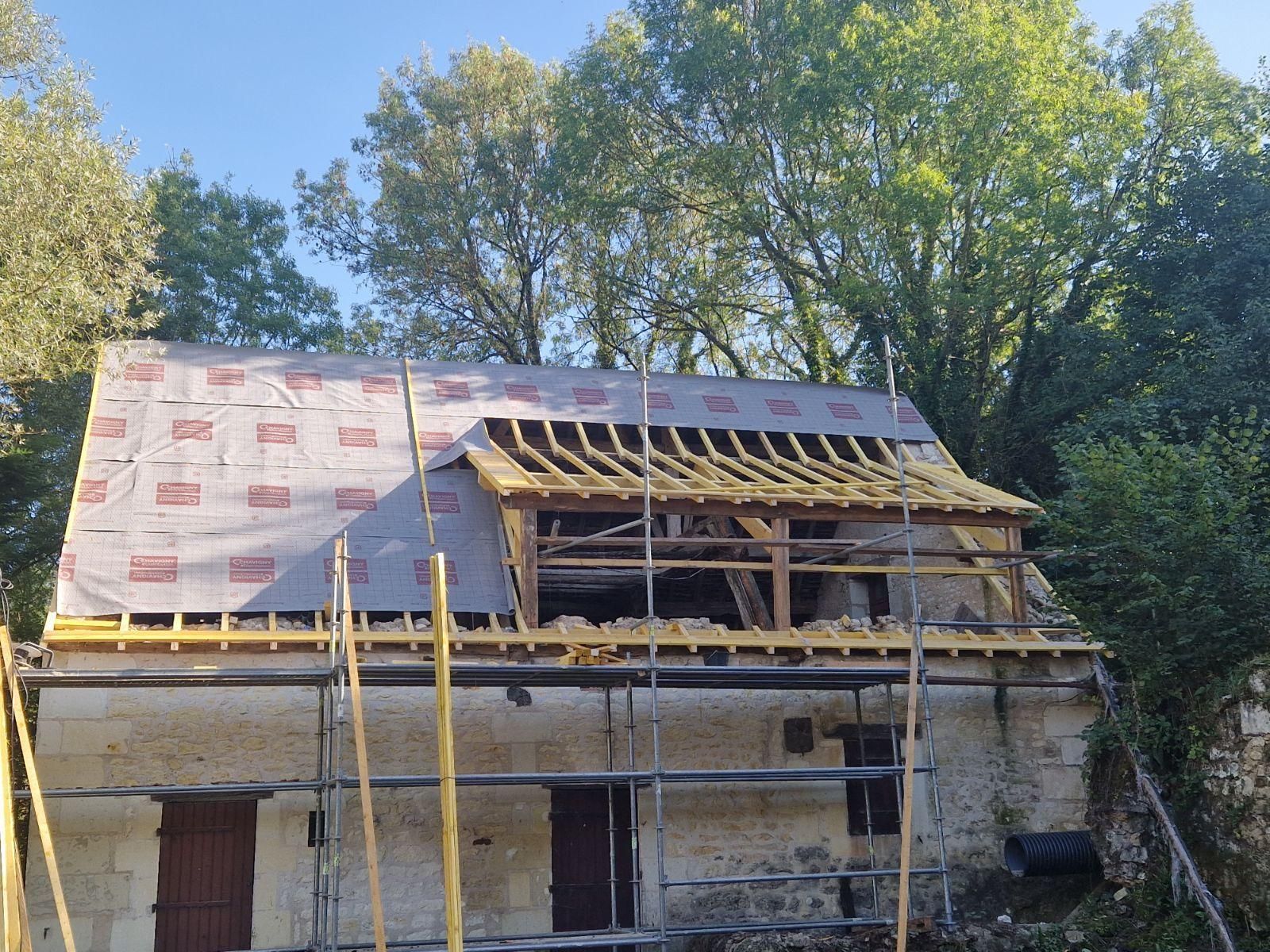 Toiture d'une maison ancienne en cours de rénovation.
