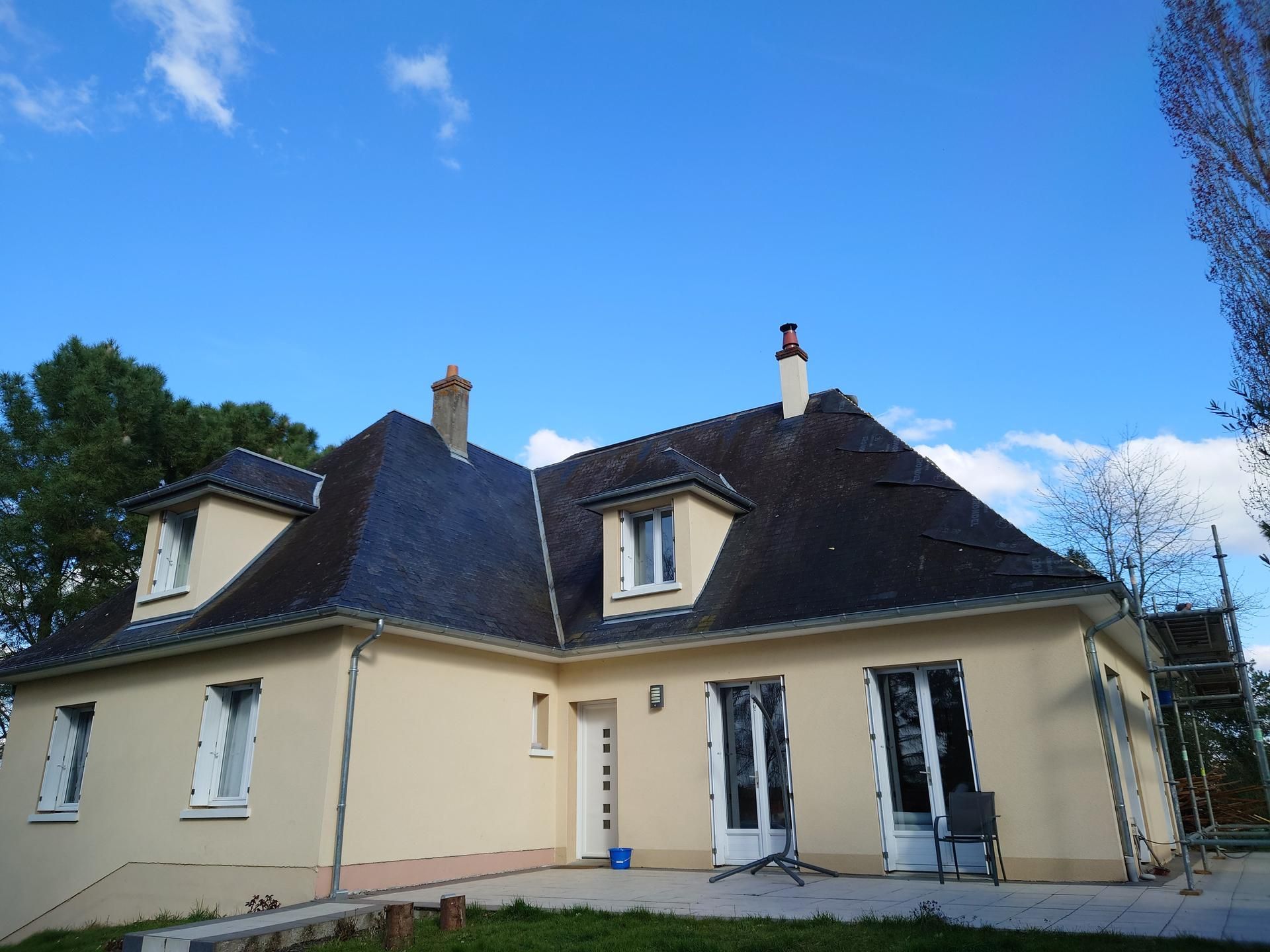 Toiture d'une maison en cours de rénovation.