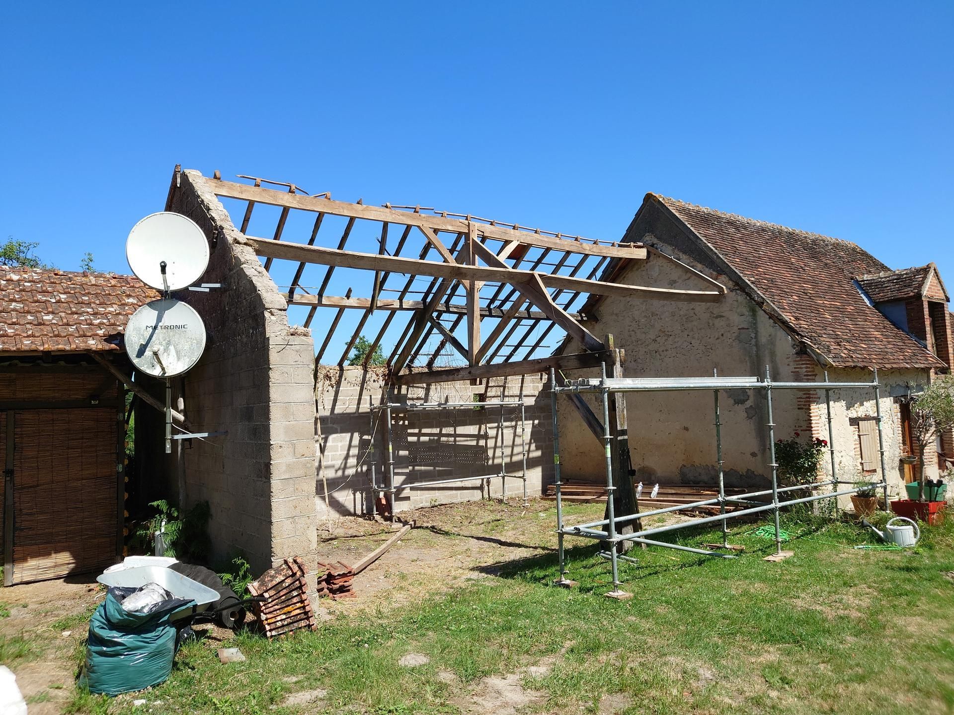 Grange en cours de réfection avec charpente apparente.