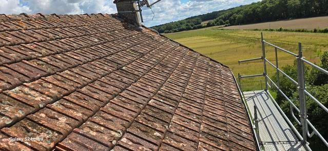 Vue depuis un toit de tuiles rouges.