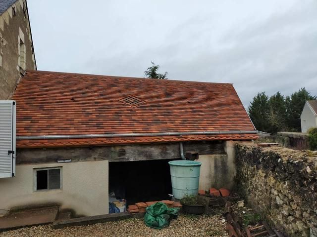 Toiture d'un bâtiment récemment rénovée.