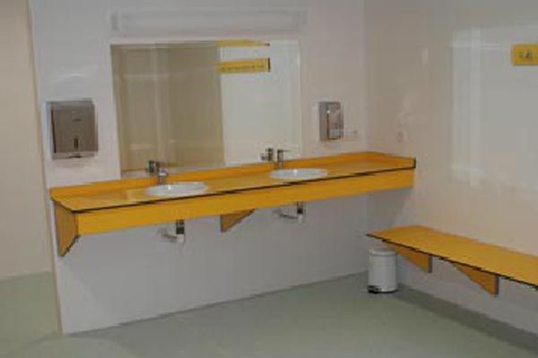 Un baño con dos lavabos y un espejo.