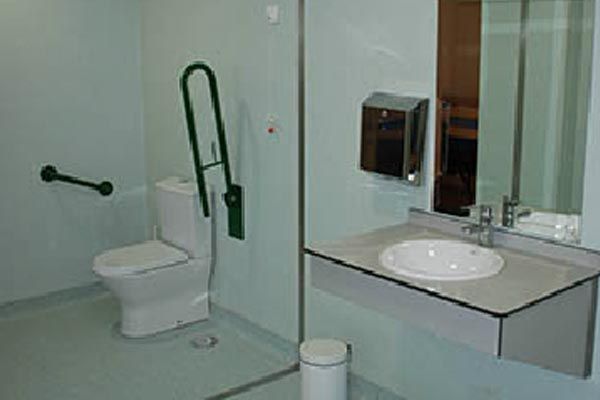 Un baño con inodoro, lavabo y espejo.